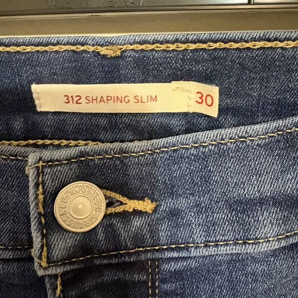 Levi's 312 Women's Shaping Slim Medium Wash 30 x 30 Mid Rise waist 5 pocket - Picture 5 of 8